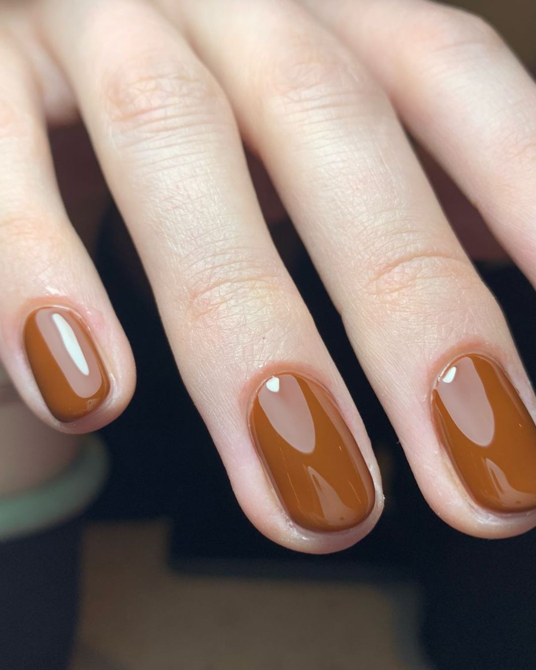 MOCHA MANÍA: EL COLOR DE UÑAS QUE DOMINA LAS TENDENCIAS